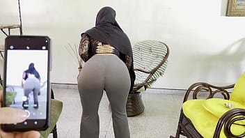 Instruyendo A Mi Madrastra árabe Musulmana En El Arte De Mover Las Caderas Con Sensualidad Y Ritmo Ardiente.
