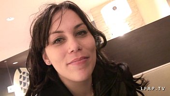 Une Petite Brune Amatrice Se Fait Sodomiser Et Fister à Fond