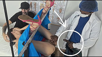Inseminada Pelo Médico Dotado Por Trás Do Corno!