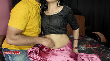 माँ ने अपने जवान बेटे की तगड़ी लंड से अपनी गीली चूत की भूख शांत की, गहरी सांसों और मदहोश कर देने वाली हिंदी आवाज़ के साथ