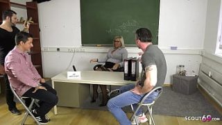 Reife Lehrerin Tatjana Young Wird Von Zwei Schülern Nach Dem Unterricht Durchgenommen