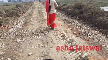 गांव की देसी आंटी अकेले जाते हुए पटा के पहली बार गाड़ में चोदी गई