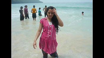 Desi Babe Shows Off Her Hot Body In This Steamy Video