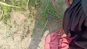 गांव की मस्त माल चूस-चूस कर उसकी चूत का रस निचोड़ दिया