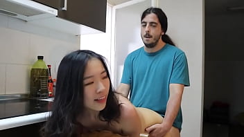 留学期间中国美女恋上巨根，趁男友外出与外国友人在厨房激情缠绵，无套内射嫩穴