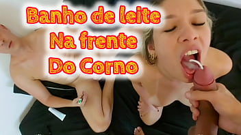 A Puta Se Afoga Em Leite Quente Enquanto O Corno Assiste, Toda Encharcada De Porra.