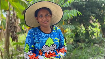 Una Campesina Virginal Se Entrega Lujuriosamente Por Un Par De Gallinas