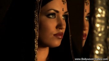 Sultry Indian Seductress Moves Her Hips