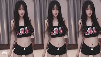 Chinese Babe’s Slim Body Moves