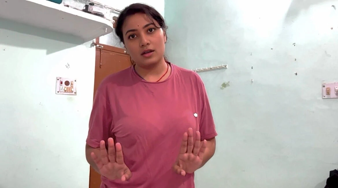Chị Lớn Tôi Tức Giận, Chúng Tôi Chia Nhau Chiếc Giường đơn, Cả đêm đầy âm Thanh Tiếng Hindi