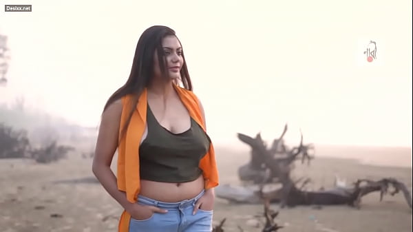 Sizzling Desi Babe’s Steamy Photoshoot