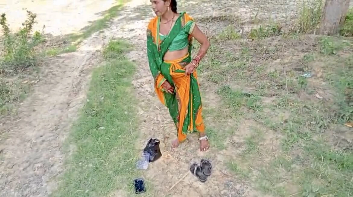 Desi Bhabhi Ko Jungle Me Chudai Kiya Devar Ne