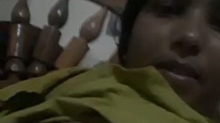 Andhra Housewife’s Topless Selfie Video – Spicy Desi Nude Show