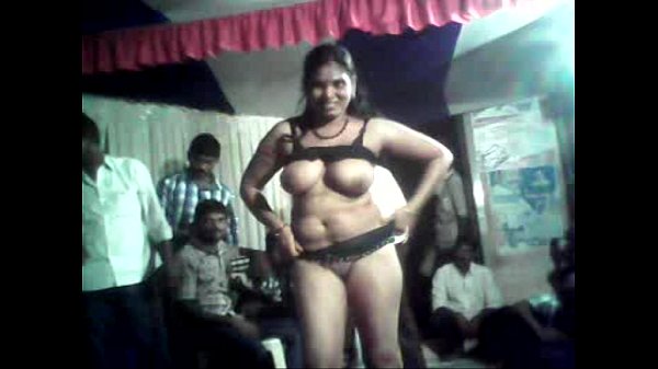 Roadside Seduction: Telugu Aunty’s Wild Public Dance