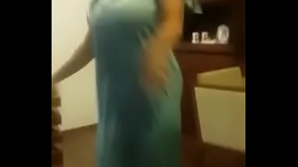 Bhabhi Shaking Her Wild Curves On The Dance Floor