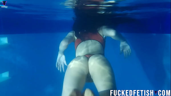 Sultry Helen Star’s Late-night Poolside Plunge In Scintillating Swimwear