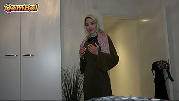 Headscarf-wearing Stepsister Craves A Quick Fling Before The Family Returns