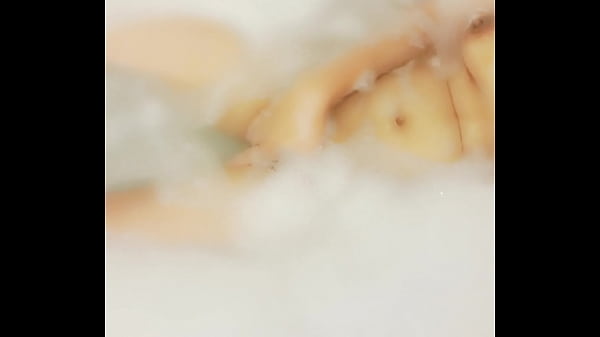 Filipina Babe Caught Fingering Herself In The Bathtub