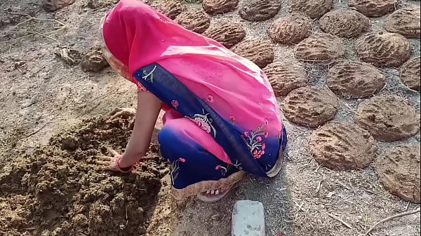गांव की भाभी खेत में गोबर फेंकने गई, फिर अपनी चूत मरवाने लगी