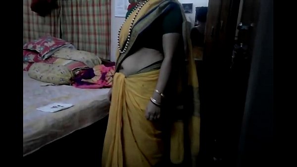 Desi Tamil Married Aunty Lifts Her Saree, Showing Off Her Navel And Moaning In Audio