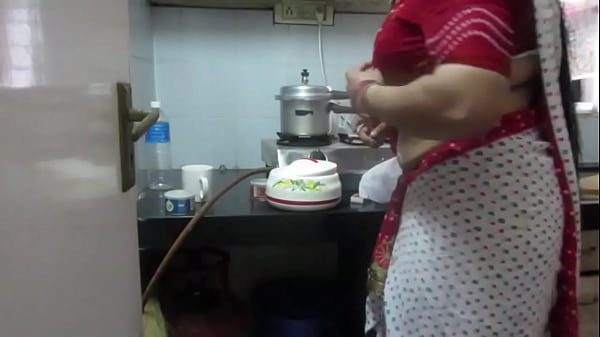Leena Bhabhi’s Hot Navel Sizzles As The Sexy Housewife Seduces Everyone