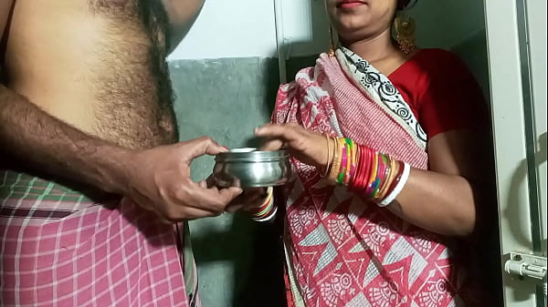 ससुर बोला पीठ पर तेल लगा, फिर गेट पर ही जोर से चोद डाला!