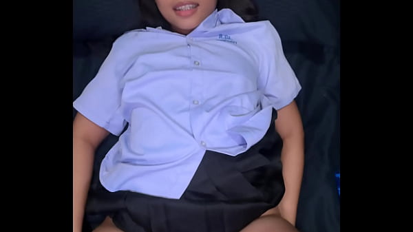 Je Me Fais Défoncer Dans Mon Uniforme D’écolière Par Un Inconnu Blanc Qui Me Couvre La Gueule De Son Foutre