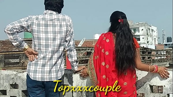 पड़ोसी की नई दुल्हन को छत पर घूमते हुए पटक कर चोद डाला