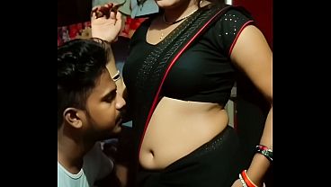 Desi Bhabhi’s Saree Navel Tease, Hot Secret Romance