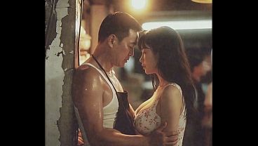 80年代的中国小妞在菜市场撩骚,屁股扭得跟水蛇似的,眼神勾得男人腿软。