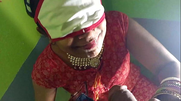 भाभी ने पड़ोसी का मुँह चूसा और चेहरे पर गाढ़ा मल दिया