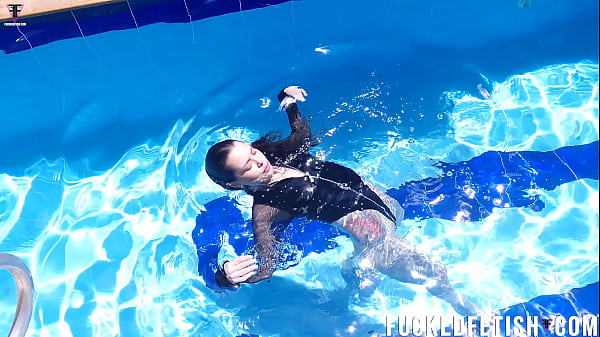 Jessica Bunny Getting Nasty In The Underwater Pool