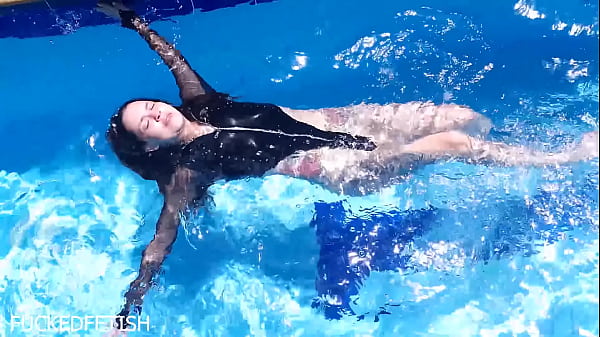 Drenched Latex Bunny Jessica Squirms Underwater, Curves Glistening Tight.